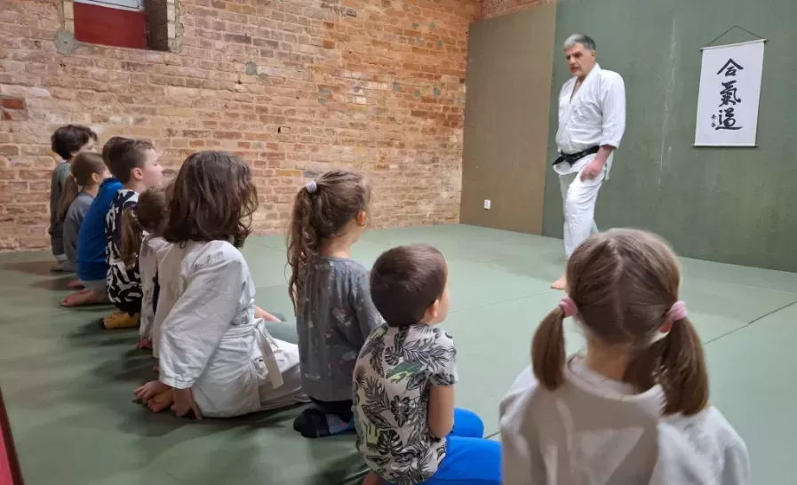 Nauka bycia bezpiecznym dla dzieci na zajęciach Aikido